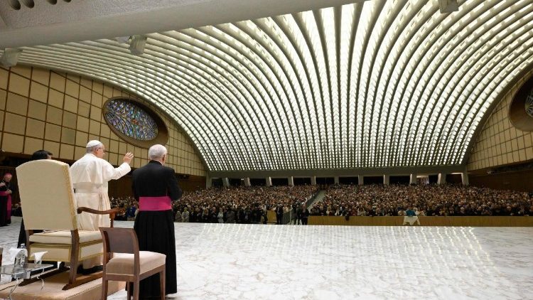 തിങ്ങിനിറഞ്ഞ പോൾ ആറാമൻ ശാലയിൽനിന്നുള്ള ഒരു ദൃശ്യം