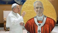 Leó pápának bemutatták a mozaikportréját, amelyet a Falakon kívüli Szent Pál-bazilikába helyeznek el a korábbi pápák képei mellé