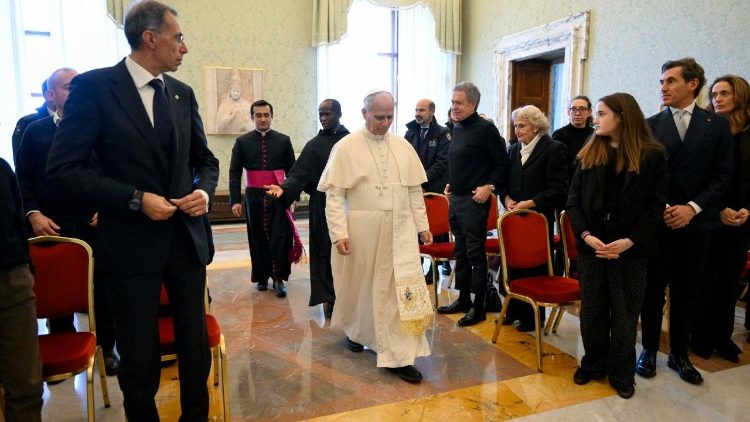 Pāvests mierina ugunsgrēka upuru tuviniekus