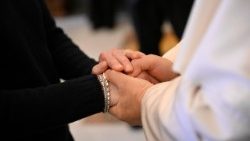 Pāvests mierina ugunsgrēkā bojāgājušo un cietušo jauniešu tuviniekus