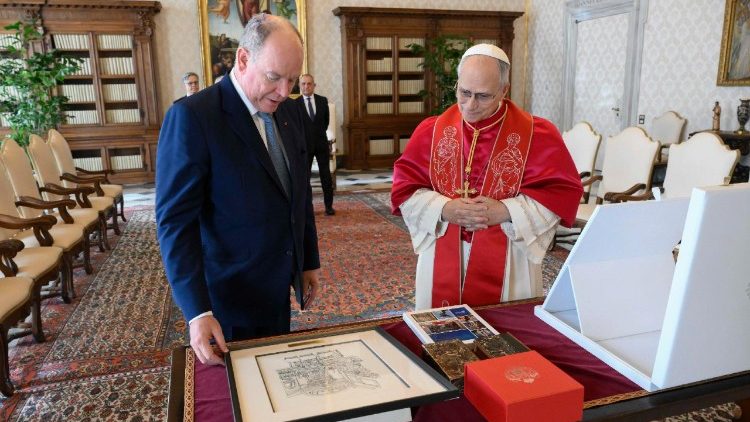 ಜಗದ್ಗರು ಲಿಯೋರವರು ಮೊನಾಕೊದ ಪ್ರಿನ್ಸ್ IIನೇ ಅಲ್ಬರ್ಟ್ ರವರನ್ನು ಭೇಟಿಯಾದರು 