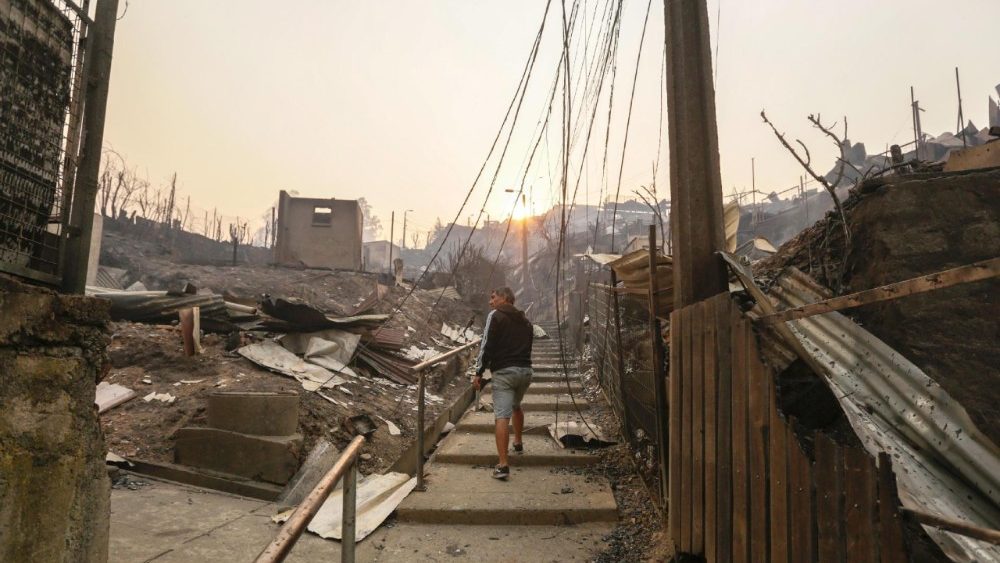 Um homem observa casas afetadas por incêndios florestais em Penco, Chile, em 18 de janeiro de 2026. Um total de 16 pessoas morreram em diversos incêndios florestais que ainda queimam no sul do Chile, nas regiões de Nuble e Biobío, conforme relatado pelo Ministro da Segurança Pública, Cordero. EPA/PABLO HIDALGO
