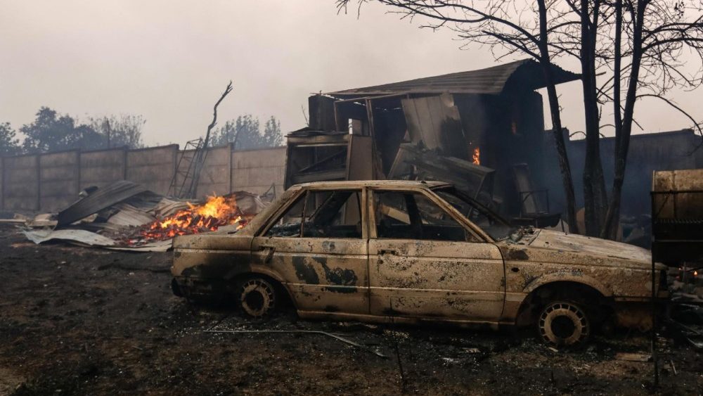 Um veículo carbonizado está cercado por destroços em uma área devastada por incêndios florestais em Penco, Chile, em 18 de janeiro de 2026. O presidente chileno, Gabriel Boric, anunciou em 18 de janeiro de 2026 que o número de mortos pelos incêndios florestais nas regiões de Nuble e Biobío, no sul do país, havia subido para 18. EPA/PABLO HIDALGO