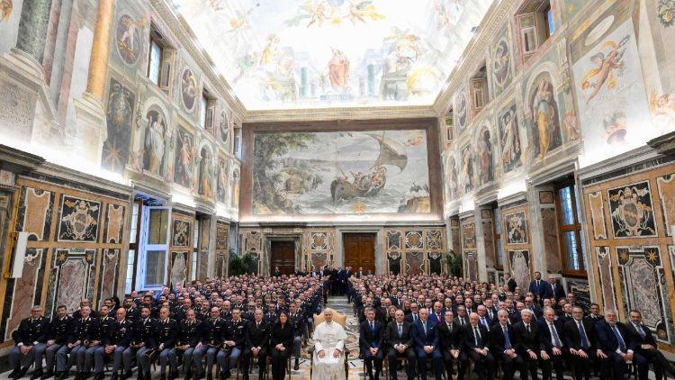 வத்திக்கான் பாதுகாப்புப் படையினருடன் திருத்தந்தை 