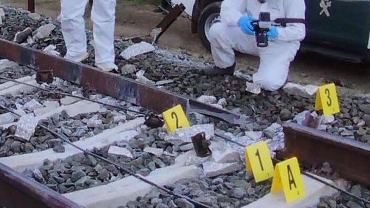 Uchunguzi  wa njia za reli ili kubaini kilichosababisha ajali ya kungnana kwa Treni mbili nchini Hispania.