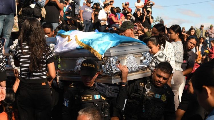 Le Guatemala fait ses adieux à plusieurs policiers assassinés.