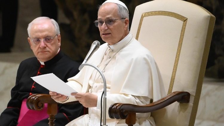 Der Papst bei der Generalaudienz in der vatikanischen Audienzhalle