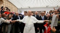 A hívek köszönti Leó pápát a VI. Pál teremben a szerdai általános kihallgatáson