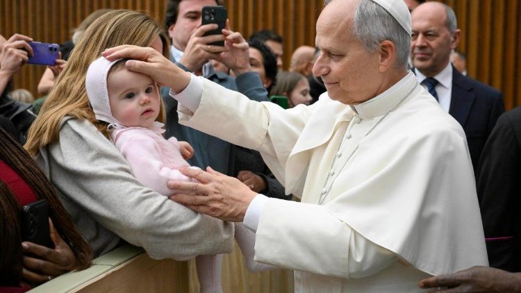 संत पापा फ्राँसिस बुधवारीय आम दर्शन समारोह में विश्वासियों से मिलते हुए