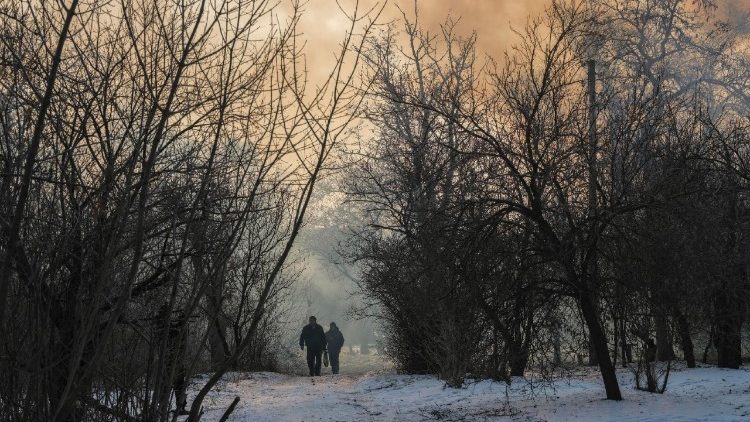 Uma foto divulgada pelo servi&ccedil;o de imprensa da 93&ordf; Brigada Mecanizada Separada Kholodnyi Yar das For&ccedil;as Armadas da Ucr&acirc;nia em 22 de janeiro de 2026 mostra moradores perto do local de um ataque russo a um pr&eacute;dio residencial na cidade de Druzhkivka, na regi&atilde;o de Donetsk, Ucr&acirc;nia, em 21 de janeiro de 2026, em meio &agrave; invas&atilde;o russa em curso. As tropas russas entraram em territ&oacute;rio ucraniano em 24 de fevereiro de 2022, dando in&iacute;cio a um conflito que provocou destrui&ccedil;&atilde;o e uma crise humanit&aacute;ria. EPA/Press service of the 93rd Separate Mechanized Brigade 