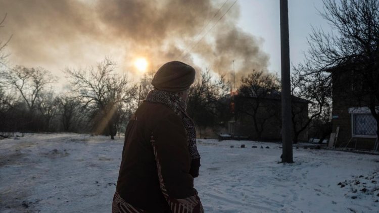 Uma foto divulgada pelo servi&ccedil;o de imprensa da 93&ordf; Brigada Mecanizada Separada Kholodnyi Yar das For&ccedil;as Armadas da Ucr&acirc;nia em 22 de janeiro de 2026 mostra moradores locais no local de um ataque russo a um pr&eacute;dio residencial na cidade de Druzhkivka, na linha de frente da regi&atilde;o de Donetsk, Ucr&acirc;nia, em 21 de janeiro de 2026, em meio &agrave; invas&atilde;o russa em curso. EPA/Press service of the 93rd Separate Mechanized Brigade 