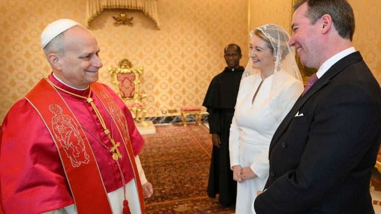 Papa Leo XIV akizungumza na viongozi kutoka Luxembourg