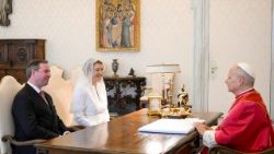 संत पापा लियो 14वें लक्ज़मबर्ग के  ग्रैंड ड्यूक गिलौम पंचम और उनकी पत्नी के साथ 