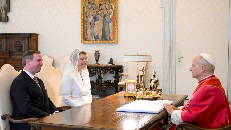 संत पापा लियो 14वें लक्ज़मबर्ग के  ग्रैंड ड्यूक गिलौम पंचम और उनकी पत्नी के साथ 