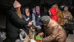 Hambre, frio y oscuridad en Kyiv mientras continúan los ataques rusos a Ucrania