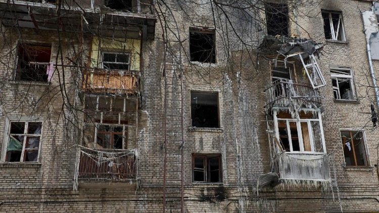 Danos no local de um ataque russo a um pr&eacute;dio residencial de quatro andares em Kharkiv, nordeste da Ucr&acirc;nia, em 24 de janeiro de 2026, em meio &agrave; invas&atilde;o russa. Pelo menos 27 pessoas ficaram feridas ap&oacute;s um ataque russo noturno a bairros residenciais da cidade, segundo Oleh Syniehubov, da Administra&ccedil;&atilde;o Militar Regional de Kharkiv. EPA/SERGEY KOZLOV