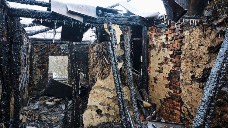 Danos no local de um ataque russo a um pr&eacute;dio privado em Kharkiv, nordeste da Ucr&acirc;nia, em 24 de janeiro de 2026, em meio &agrave; invas&atilde;o russa. Pelo menos 27 pessoas ficaram feridas ap&oacute;s um ataque russo noturno a bairros residenciais da cidade, segundo Oleh Syniehubov, da Administra&ccedil;&atilde;o Militar Regional de Kharkiv. EPA/SERGEY KOZLOV