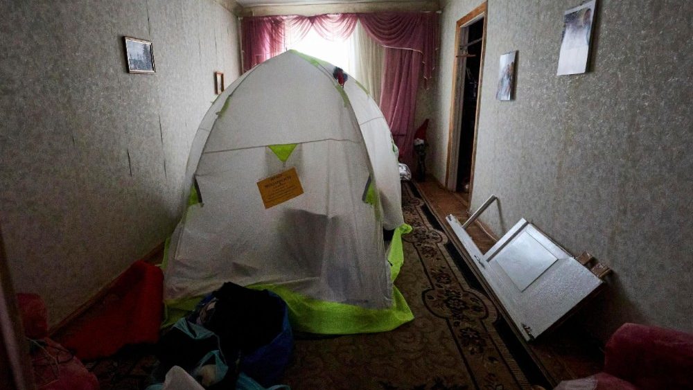 Uma tenda foi montada dentro de um apartamento em um prédio residencial de quatro andares danificado após um ataque russo em Kharkiv, nordeste da Ucrânia, em 24 de janeiro de 2026, em meio à invasão russa. Pelo menos 27 pessoas ficaram feridas após um ataque russo noturno contra bairros residenciais da cidade, segundo Oleh Syniehubov, da Administração Militar Regional de Kharkiv. EPA/SERGEY KOZLOV   (ANSA)