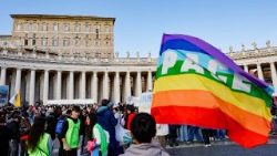 Vjernici okupljeni na Trgu svetoga Petra na podnevnom nagovoru