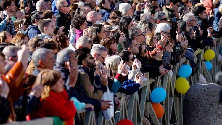 Паломники на площади Святого Петра (25 января 2026 г.)