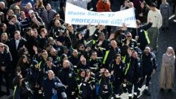 ರೌವ್ ಫೋಲೆರಿಯೊ ಅಸೋಸಿಯೇಷನ್ ನ ಕಾಯ೯ಕತ೯ರ ಗುಂಪು ಸಂತ ಪೇತ್ರರ ಚೌಕದಲ್ಲಿ ಕುಷ್ಠ ರೋಗ ಜಾಗೃತಿಗೆ ಬದ್ಧವಾಗಿದೆ.