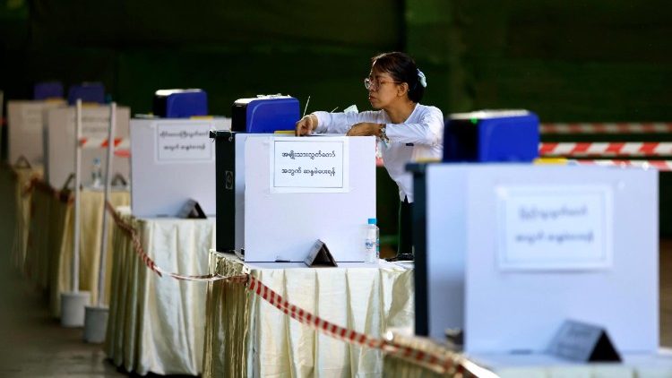Eine Wahlbeamtin in Myanmar deinstalliert Wahlapparate nach Abschluss der dritten Phase der Parlamentswahlen in einem Wahllokal in Yangon, Myanmar, am 25. Januar 2026 - Agenturfoto