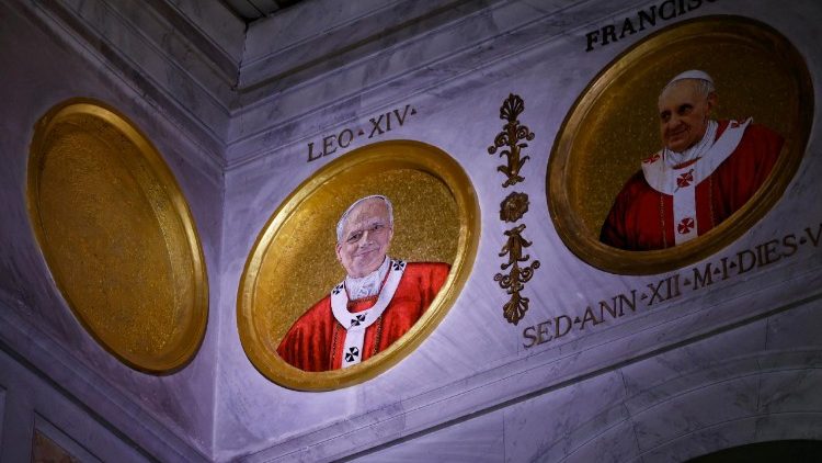 Le portrait de L&eacute;on XIV illumin&eacute; dans la basilique Saint-Paul hors les murs, &agrave; c&ocirc;t&eacute; de celui de Fran&ccedil;ois