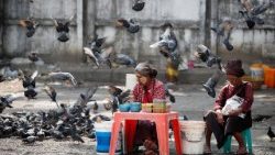 Người bán hàng rong trên đường phố gần Chùa Shwedagon ở Yangon, Myanmar, ngày 26.01.2026.