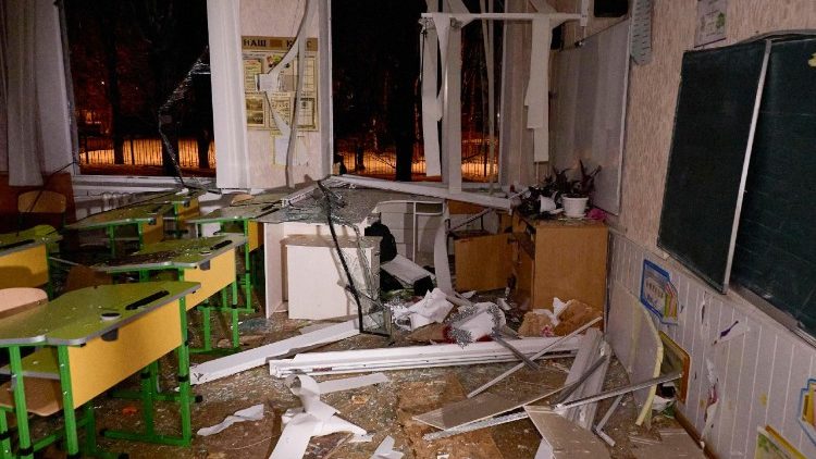 Vista do interior de uma sala de aula em uma escola danificada por um ataque russo em Kharkiv, nordeste da Ucr&acirc;nia, em 26 de janeiro de 2026 (divulgada em 27 de janeiro de 2026), em meio &agrave; invas&atilde;o russa. Pelo menos duas pessoas ficaram feridas ap&oacute;s um ataque russo noturno em Kharkiv, segundo o prefeito de Kharkiv, Ihor Terekhov. As tropas russas entraram em territ&oacute;rio ucraniano em 24 de fevereiro de 2022, iniciando um conflito que provocou destrui&ccedil;&atilde;o e uma crise humanit&aacute;ria. EPA/SERGEY KOZLOV