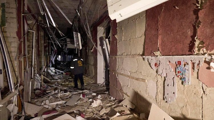 Equipes de resgate ucranianas trabalham no local de um ataque russo a uma escola em Kharkiv, no nordeste da Ucr&acirc;nia, em 26 de janeiro de 2026 (foto divulgada em 27 de janeiro de 2026), em meio &agrave; invas&atilde;o russa. Pelo menos duas pessoas ficaram feridas ap&oacute;s um ataque russo noturno a Kharkiv, segundo o prefeito de Kharkiv, Ihor Terekhov. As tropas russas entraram em territ&oacute;rio ucraniano em 24 de fevereiro de 2022, dando in&iacute;cio a um conflito que provocou destrui&ccedil;&atilde;o e uma crise humanit&aacute;ria. EPA/SERGEY KOZLOV