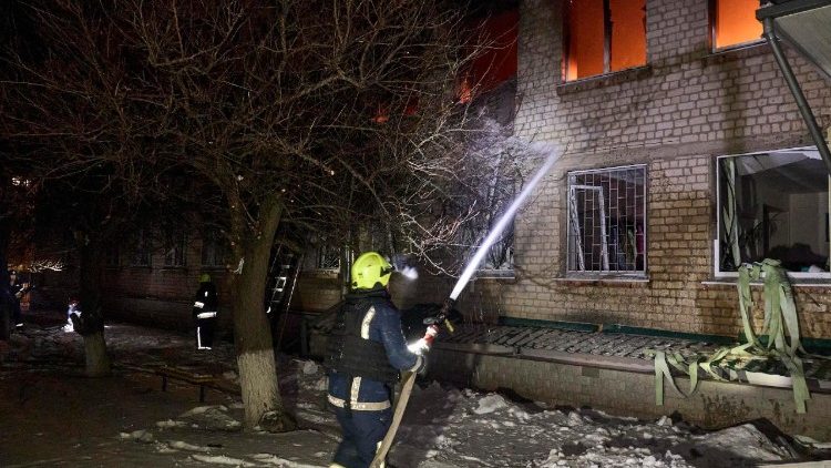 Equipes de resgate ucranianas trabalham no local de um ataque russo a uma escola em Kharkiv, no nordeste da Ucr&acirc;nia, em 26 de janeiro de 2026 (foto divulgada em 27 de janeiro de 2026), em meio &agrave; invas&atilde;o russa. Pelo menos duas pessoas ficaram feridas ap&oacute;s um ataque russo noturno a Kharkiv, segundo o prefeito de Kharkiv, Ihor Terekhov. As tropas russas entraram em territ&oacute;rio ucraniano em 24 de fevereiro de 2022, dando in&iacute;cio a um conflito que provocou destrui&ccedil;&atilde;o e uma crise humanit&aacute;ria. EPA/SERGEY KOZLOV