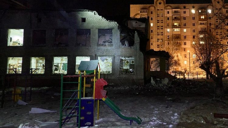 Vista do local de um ataque russo a uma escola em Kharkiv, nordeste da Ucr&acirc;nia, em 26 de janeiro de 2026 (divulgada em 27 de janeiro de 2026), em meio &agrave; invas&atilde;o russa. Pelo menos duas pessoas ficaram feridas ap&oacute;s um ataque russo noturno a Kharkiv, segundo o prefeito de Kharkiv, Ihor Terekhov. As tropas russas entraram em territ&oacute;rio ucraniano em 24 de fevereiro de 2022, dando in&iacute;cio a um conflito que provocou destrui&ccedil;&atilde;o e uma crise humanit&aacute;ria. EPA/SERGEY KOZLOV