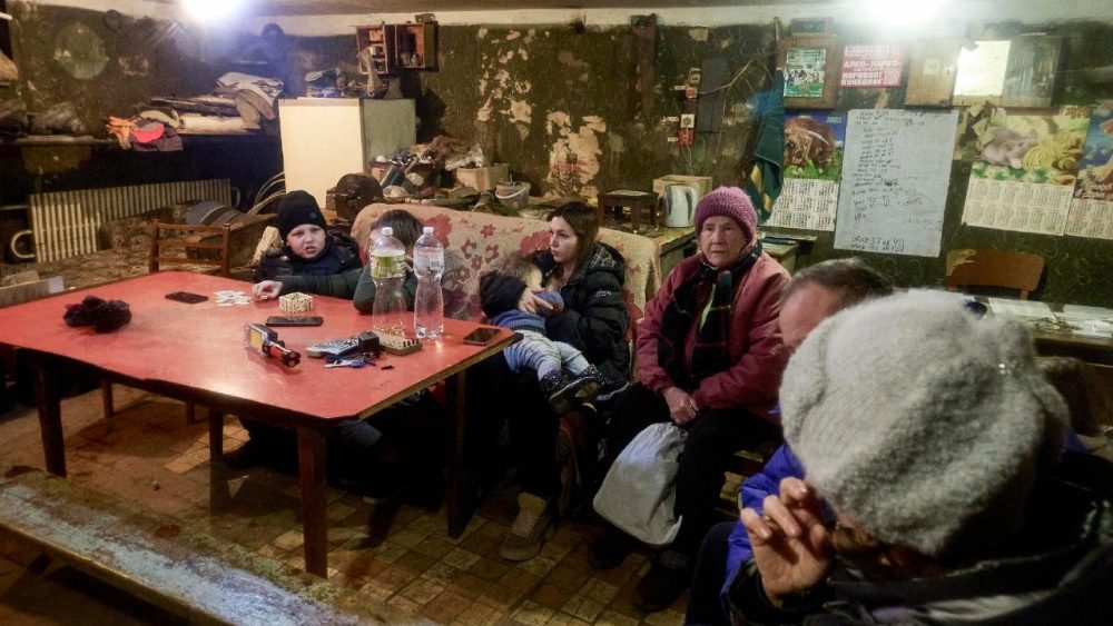 Uma mulher amamenta seu bebê no porão de um prédio residencial próximo ao local de um ataque russo a uma escola em Kharkiv, nordeste da Ucrânia, em 26 de janeiro de 2026 (foto divulgada em 27 de janeiro de 2026), em meio à invasão russa. Pelo menos duas pessoas ficaram feridas após um ataque russo noturno a Kharkiv, segundo o prefeito de Kharkiv, Ihor Terekhov. As tropas russas entraram em território ucraniano em 24 de fevereiro de 2022, dando início a um conflito que provocou destruição e uma crise humanitária. EPA/SERGEY KOZLOV