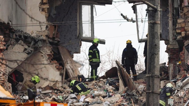 Equipes de resgate ucranianas trabalham no local de um ataque russo a uma &aacute;rea residencial em Odessa, no sudoeste da Ucr&acirc;nia, em 27 de janeiro de 2026, em meio &agrave; invas&atilde;o russa. Pelo menos duas pessoas morreram e outras 24 ficaram feridas ap&oacute;s um ataque russo noturno a Odessa, segundo o Servi&ccedil;o Estatal de Emerg&ecirc;ncia da Ucr&acirc;nia. EPA/STRINGER