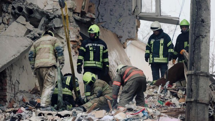 Equipes de resgate ucranianas trabalham no local de um ataque russo a uma &aacute;rea residencial em Odessa, no sudoeste da Ucr&acirc;nia, em 27 de janeiro de 2026, em meio &agrave; invas&atilde;o russa. Pelo menos duas pessoas morreram e outras 24 ficaram feridas ap&oacute;s um ataque russo noturno a Odessa, segundo o Servi&ccedil;o Estatal de Emerg&ecirc;ncia da Ucr&acirc;nia. EPA/STRINGER