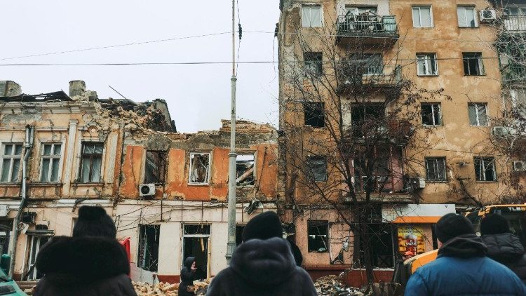 Moradores locais inspecionam os danos no local de um ataque russo a uma &aacute;rea residencial em Odessa, no sudoeste da Ucr&acirc;nia, em 27 de janeiro de 2026, em meio &agrave; invas&atilde;o russa. Pelo menos duas pessoas morreram e outras 24 ficaram feridas ap&oacute;s um ataque russo noturno a Odessa, segundo o Servi&ccedil;o Estatal de Emerg&ecirc;ncia da Ucr&acirc;nia. EPA/STRINGER