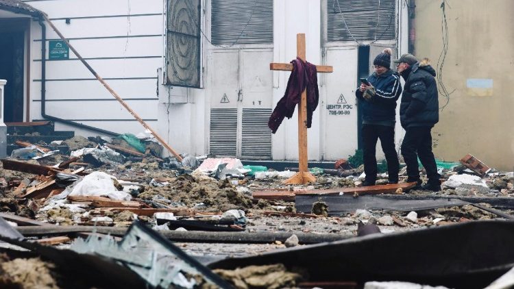 Moradores locais inspecionam os danos no local de um ataque russo a uma &aacute;rea residencial em Odessa, no sudoeste da Ucr&acirc;nia, em 27 de janeiro de 2026, em meio &agrave; invas&atilde;o russa. Pelo menos duas pessoas morreram e outras 24 ficaram feridas ap&oacute;s um ataque russo noturno a Odessa, segundo o Servi&ccedil;o Estatal de Emerg&ecirc;ncia da Ucr&acirc;nia. EPA/STRINGER