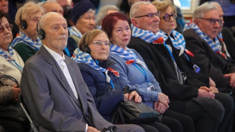 Bernard Offen, sobreviviente del Holocausto, durante las celebraciones