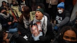 Nach den tödlichen Schüssen auf die beiden US-Bürger Renee Nicole Good und Alex Pretti im Rahmen einer Einwanderungsrazzia in Minneapolis gehen die landesweiten Proteste weiter - Sitzblockade in New York am 27. Januar 2026 - Agenturfoto