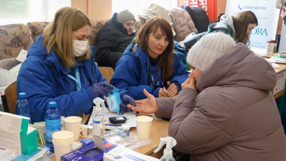 Voluntários ucranianos registram pessoas evacuadas de territórios próximos à linha de frente, à medida que chegam a um centro de evacuação em Kharkiv, no nordeste da Ucrânia, em 28 de janeiro de 2026, em meio à invasão russa. O centro, um ponto de trânsito para deslocados internos, recebeu aproximadamente 530 pessoas neste mês, principalmente das áreas de Volchansk e Kupiansk, após uma intensificação da ofensiva russa de inverno, segundo a administração do centro de evacuação. EPA/SERGEY KOZLOV