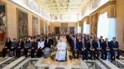 ಜಗದ್ಗುರು XIV ನೇ ಲಿಯೋರವರು  ರೆಗ್ನಮ್ ಕ್ರಿಸ್ಟಿಯ ಅಪೋಸ್ಟೋಲಿಕ್ ಲೈಫ್ ಸೊಸೈಟೀಸ್ ಸದಸ್ಯರನ್ನು ಭೇಟಿಯಾಗುತ್ತಾರೆ