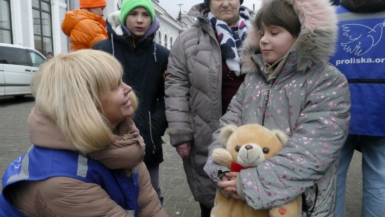 Volunt&aacute;rios da miss&atilde;o humanit&aacute;ria 'Proliska' encontram-se com pessoas evacuadas das &aacute;reas pr&oacute;ximas &agrave; linha de frente de Zaporizhzhia e Dnipropetrovsk na esta&ccedil;&atilde;o ferrovi&aacute;ria da cidade de Mukachevo, no oeste da Ucr&acirc;nia, em 29 de janeiro de 2026, em meio &agrave; invas&atilde;o russa. Desta vez, 20 pessoas, incluindo 12 crian&ccedil;as, foram evacuadas de territ&oacute;rios atingidos pela guerra. Como membros da miss&atilde;o humanit&aacute;ria 'Proliska', eles recebem os trens com os evacuados pelo menos uma vez por semana. De acordo com a Representa&ccedil;&atilde;o do Comiss&aacute;rio do Parlamento Ucraniano para os Direitos Humanos na regi&atilde;o da Transcarp&aacute;tia, eles ser&atilde;o alocados em &aacute;reas seguras da Ucr&acirc;nia. EPA/IGOR MASLOV