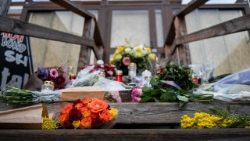 Fiori e candele di fronte all'entrata del locale La Constellation a Crans-Montana