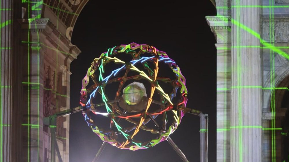Giochi di luce sul braciere olimpico Milano Cortina 2026