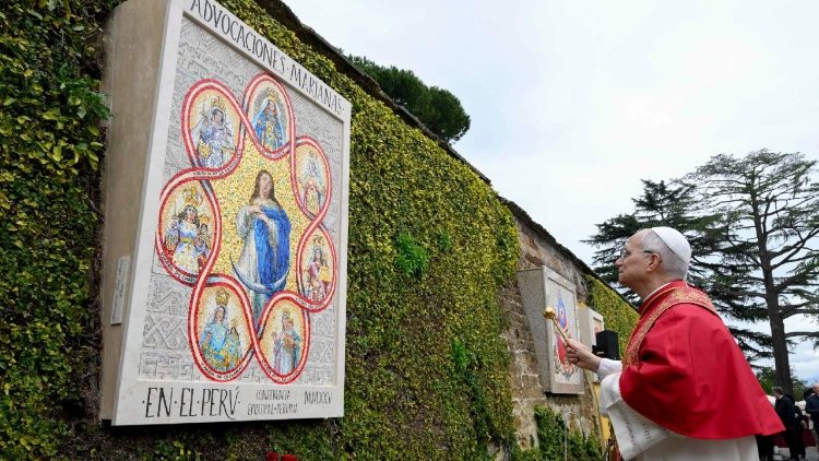 Il Papa nei Giardini vaticani per un evento con la comunit� del Per�