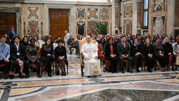 பங்கேற்பாளர்களுடன் திருத்தந்தை 