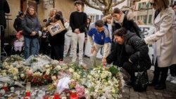 தீ விபத்தில் இறந்தவர்களுக்கு மலர் அஞ்சலி