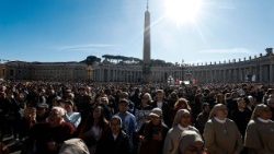Téli napsütésben tízezrek a Szent Péter téren 