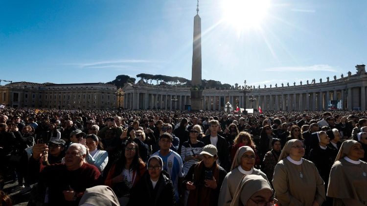 Téli napsütésben tízezrek a Szent Péter téren 