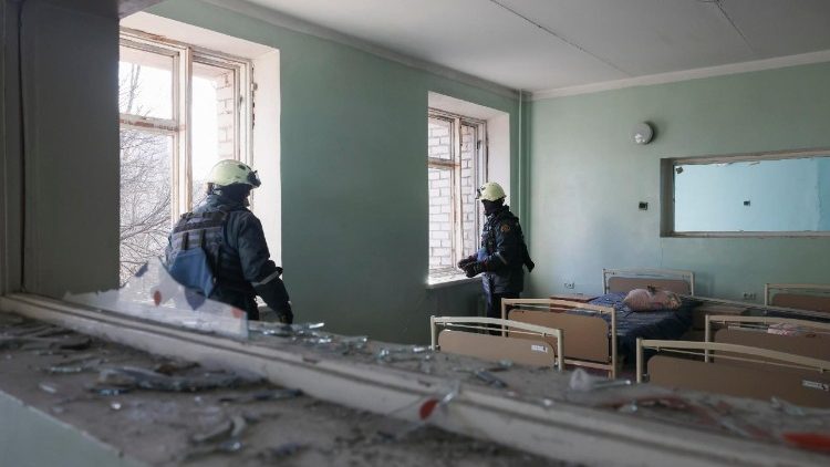 Equipes de resgate ucranianas inspecionam os danos dentro de uma maternidade ap&oacute;s um ataque russo em Zaporizhzhia, no sudeste da Ucr&acirc;nia, em 1&ordm; de fevereiro de 2026, em meio &agrave; invas&atilde;o russa. Pelo menos seis pessoas ficaram feridas durante o ataque, segundo o Servi&ccedil;o Estatal de Emerg&ecirc;ncia da Ucr&acirc;nia. EPA/OLEG MOVCHANIUK